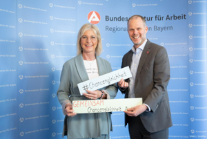 Staatsministerin Ulrike Scharf mit Dr. Markus Schmitz, Vorsitzender der Geschäftsführung der Regionaldirektion Bayern